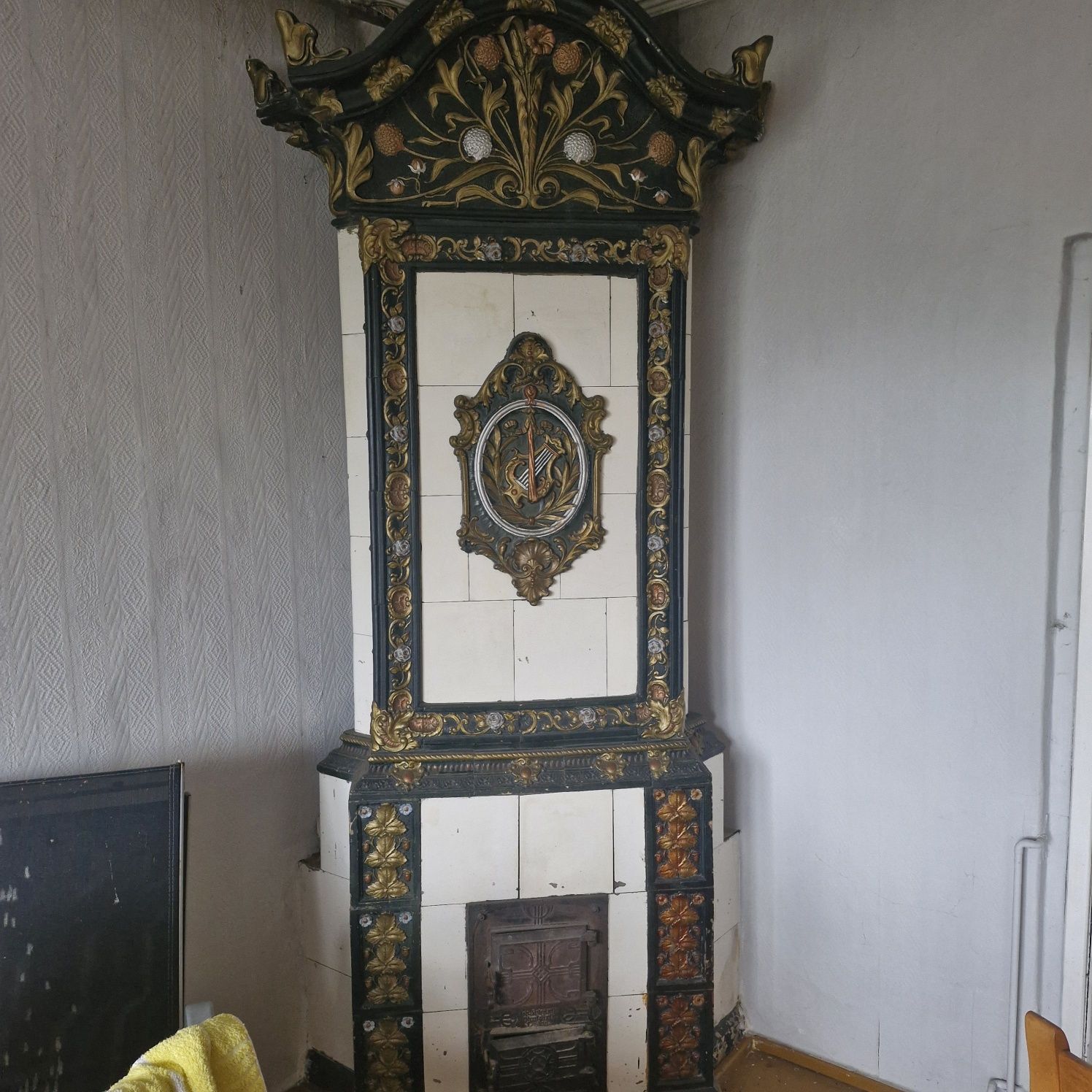 Zabytkowy piec kaflowy