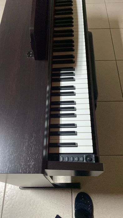 Piano Digital Yamaha Clavinova CLP-320 + Banco ajustável