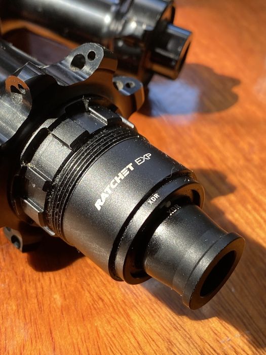 Komplet piast DT Swiss 240 Hollowgram 12x142 straightpull Cannondale