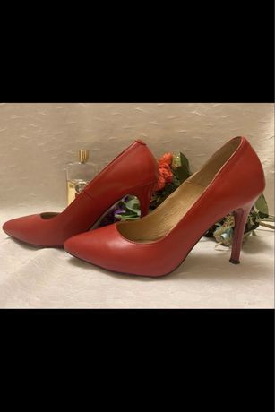Кожаные красные туфли