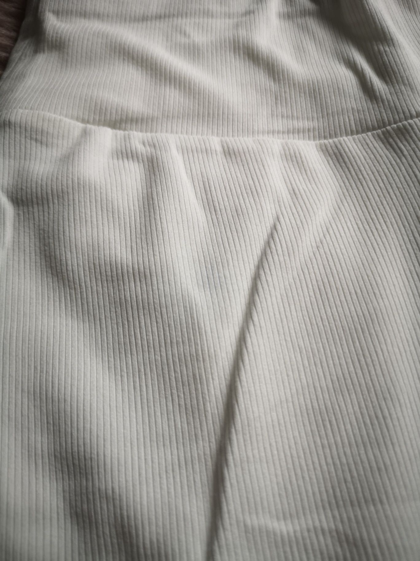 Białe legginsy prążkowane