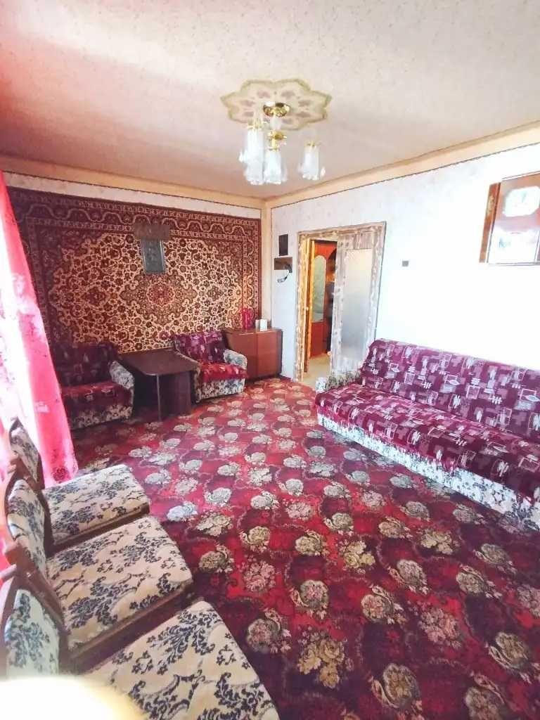 Продам большую 3к возле озера Победа 6.Кирпичный дом.Перемога