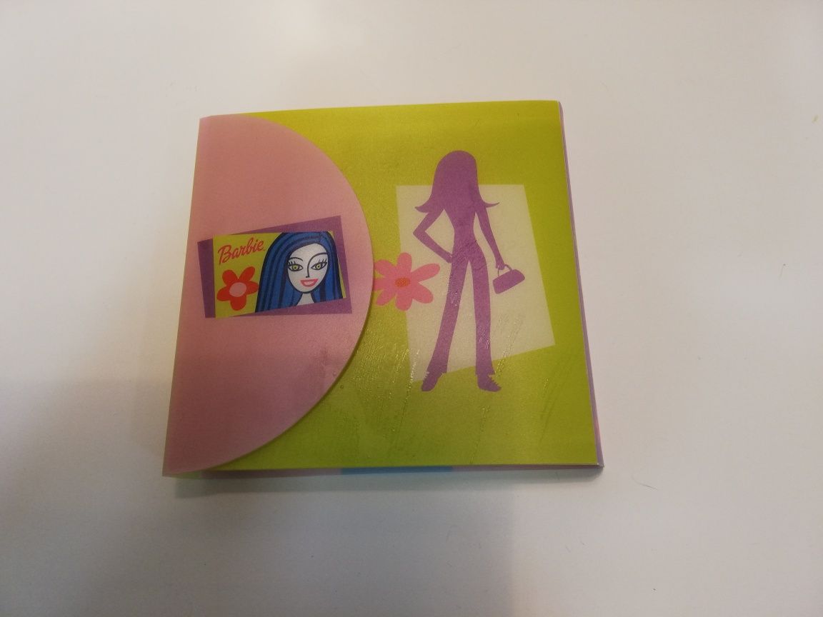 CD de histórias infantis; porta CDS Barbie