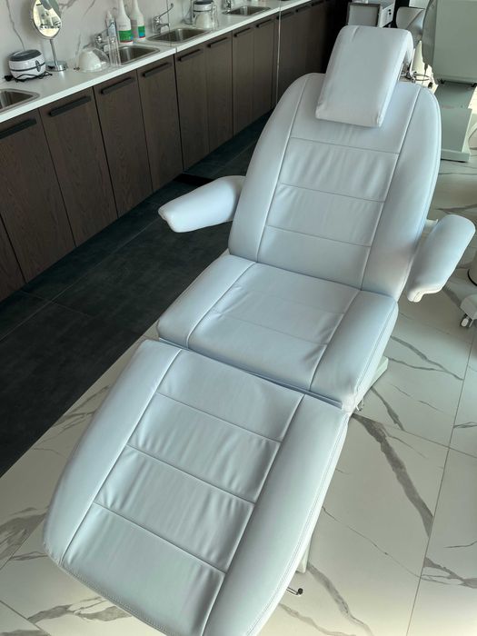 Sprzedam elektryczny fotel kosmetyczny Bologna BG-228-4 biały.