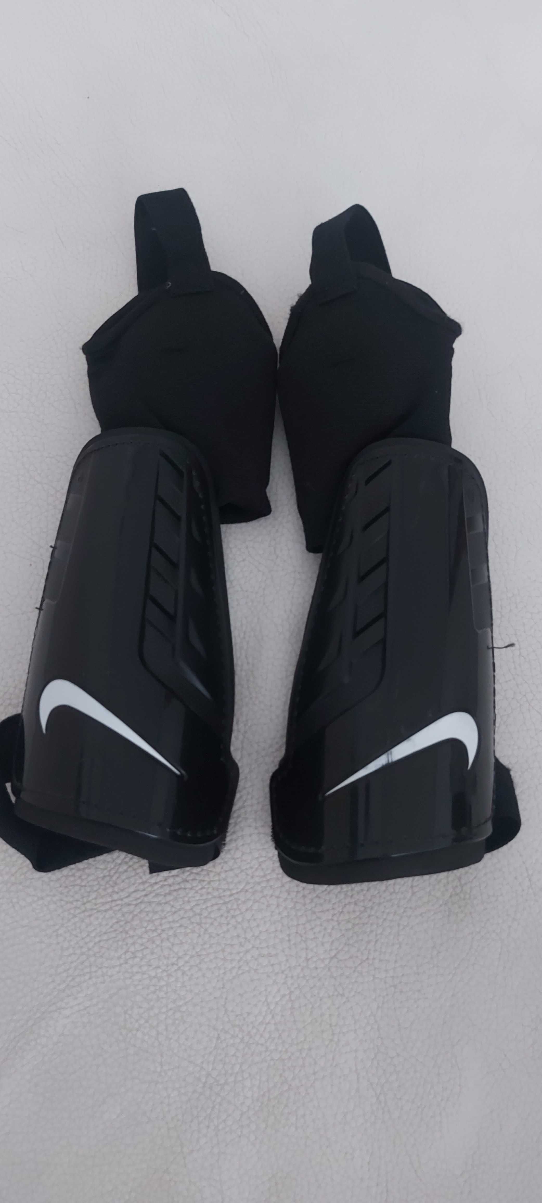 Ochraniacze piłkarskie Nike roz. Xs