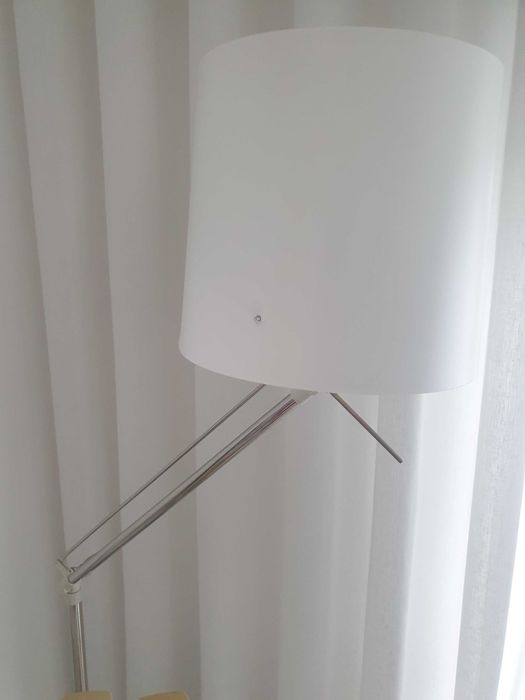 Candeeiro de pé branco