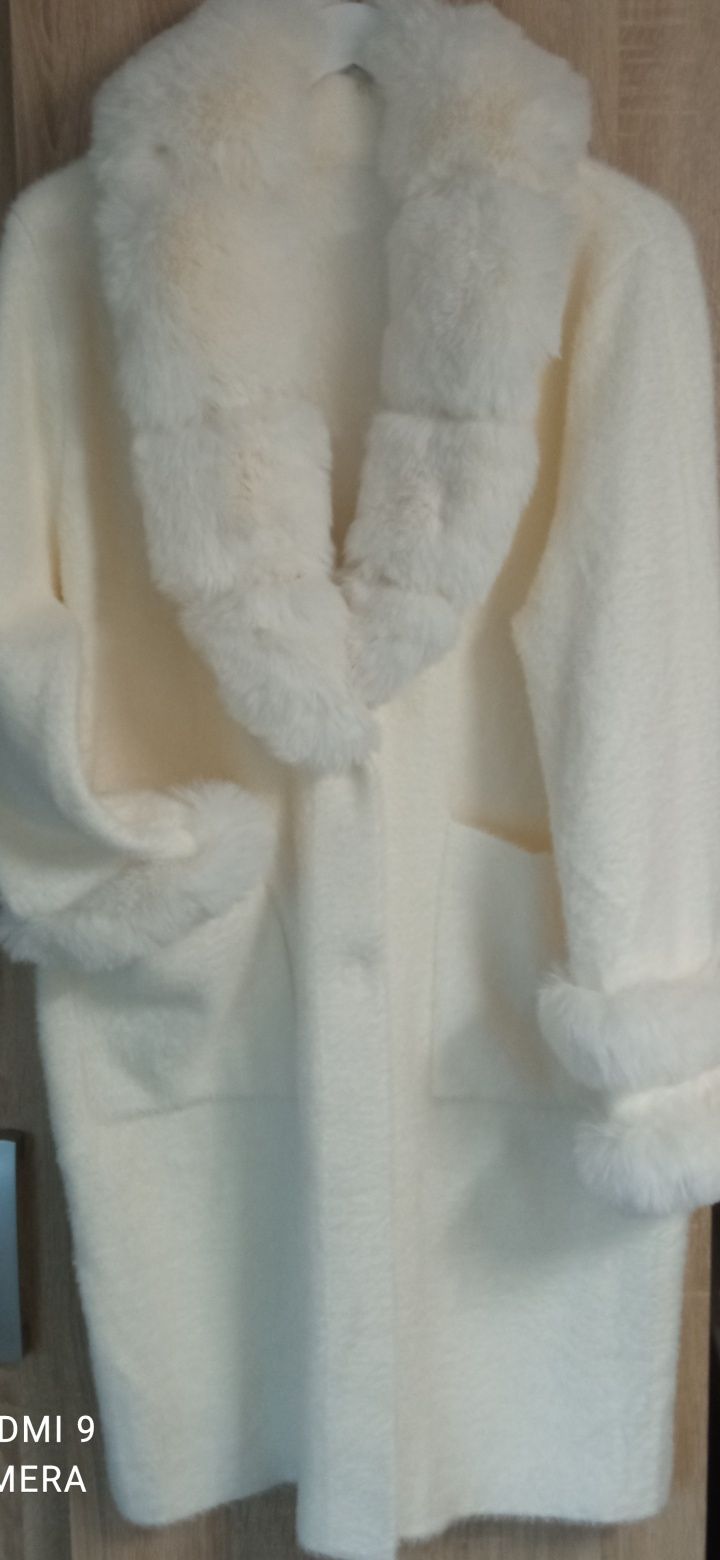 Płaszcz z Alpaki koloru bialego