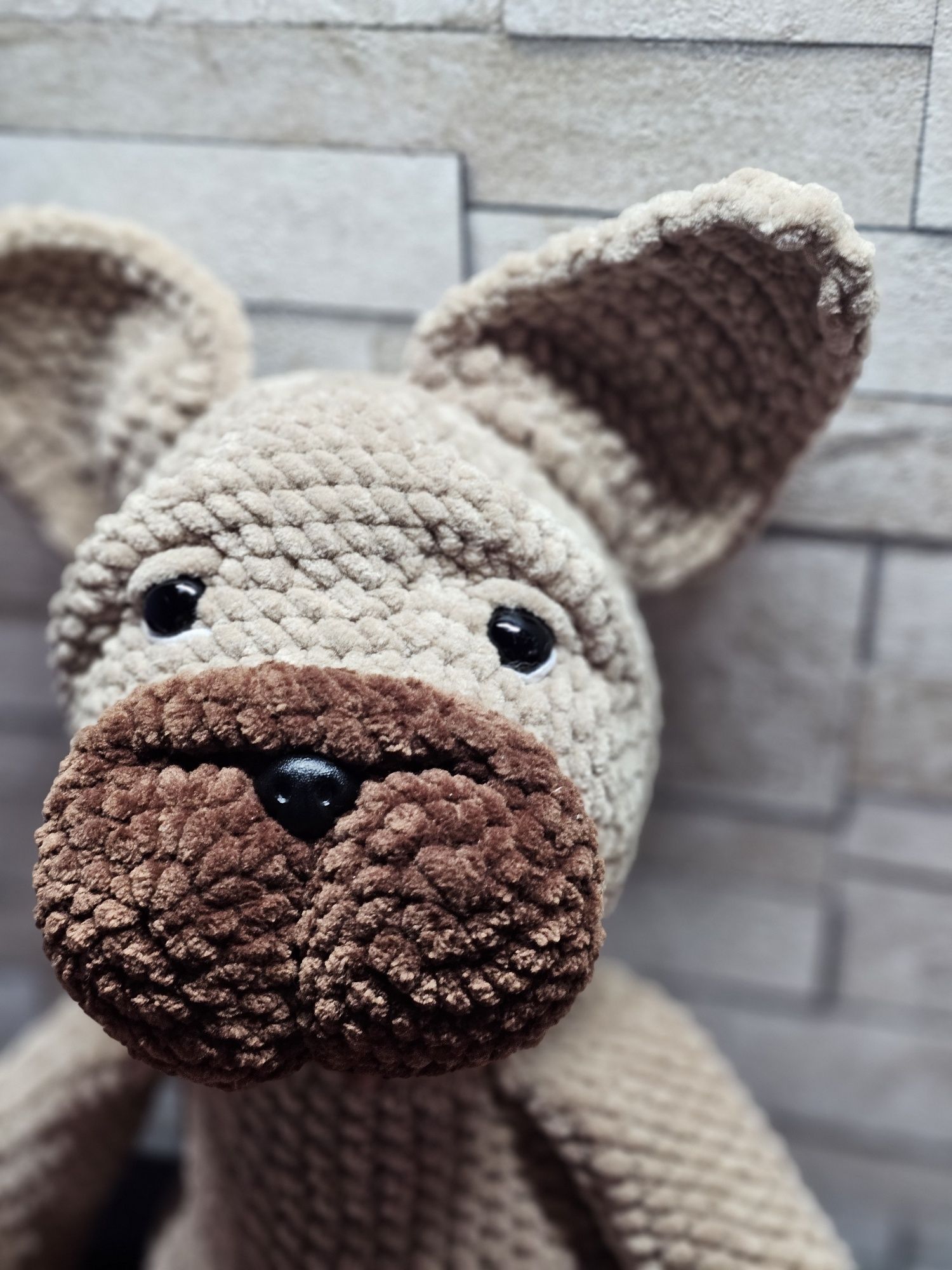 Szydełkowa maskotka amigurumi piesek buldog