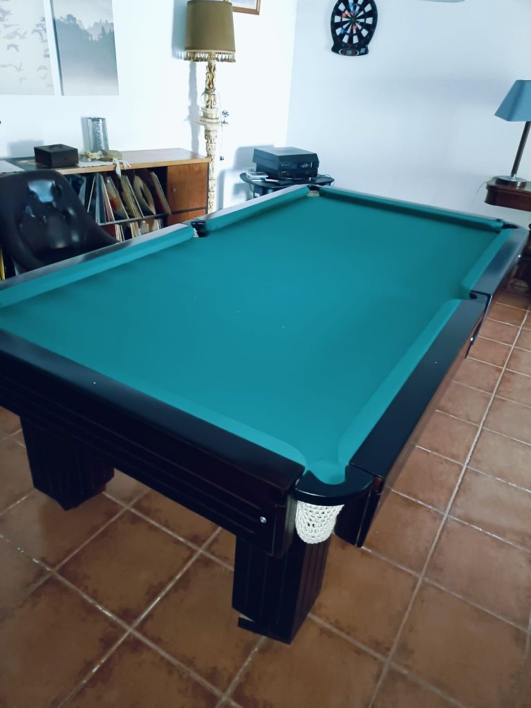 Mesa de bilhar maciça com tacos e bolas