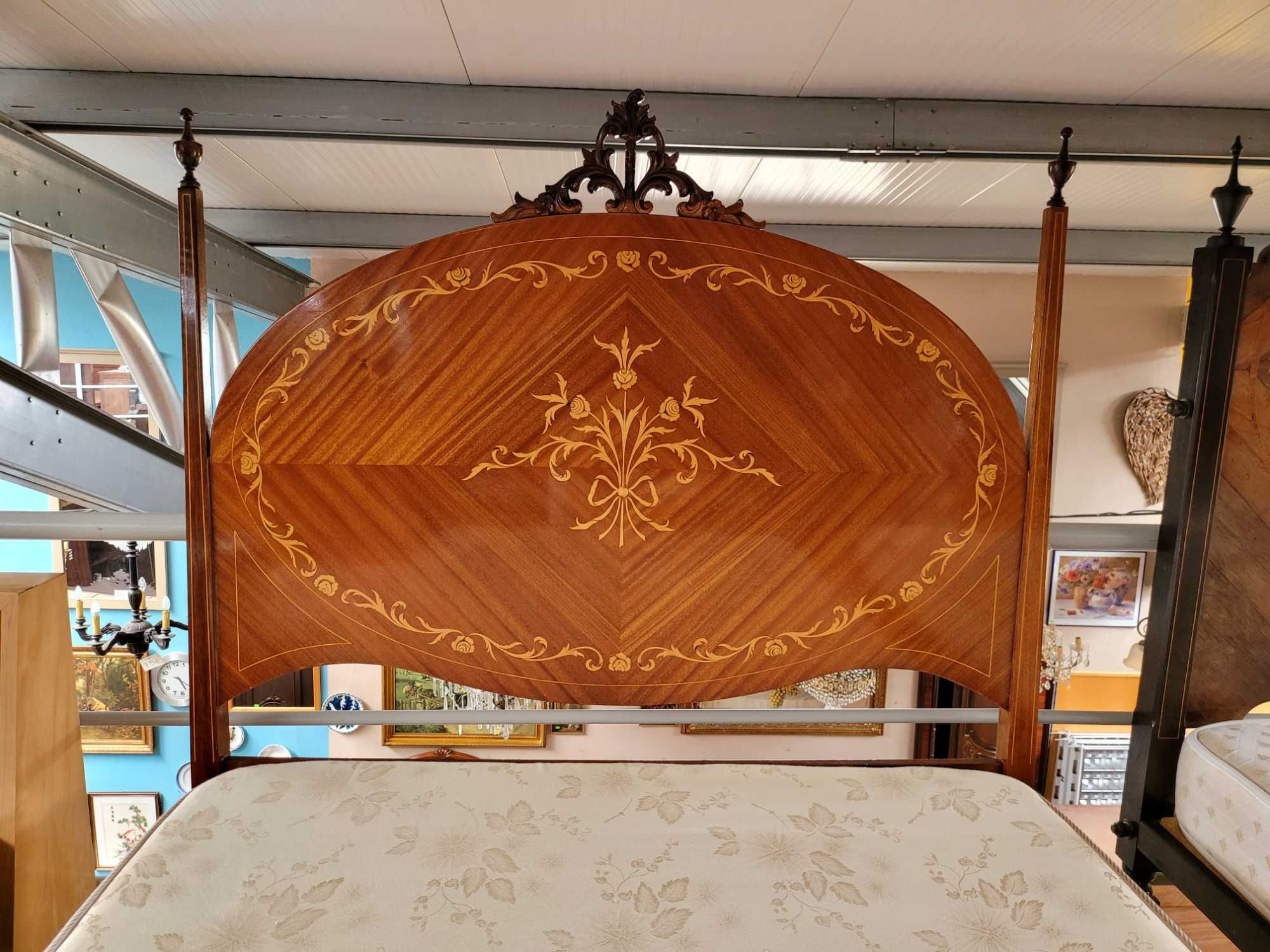 Cama estilo D. Maria com estrado e colchão - Bom estado geral