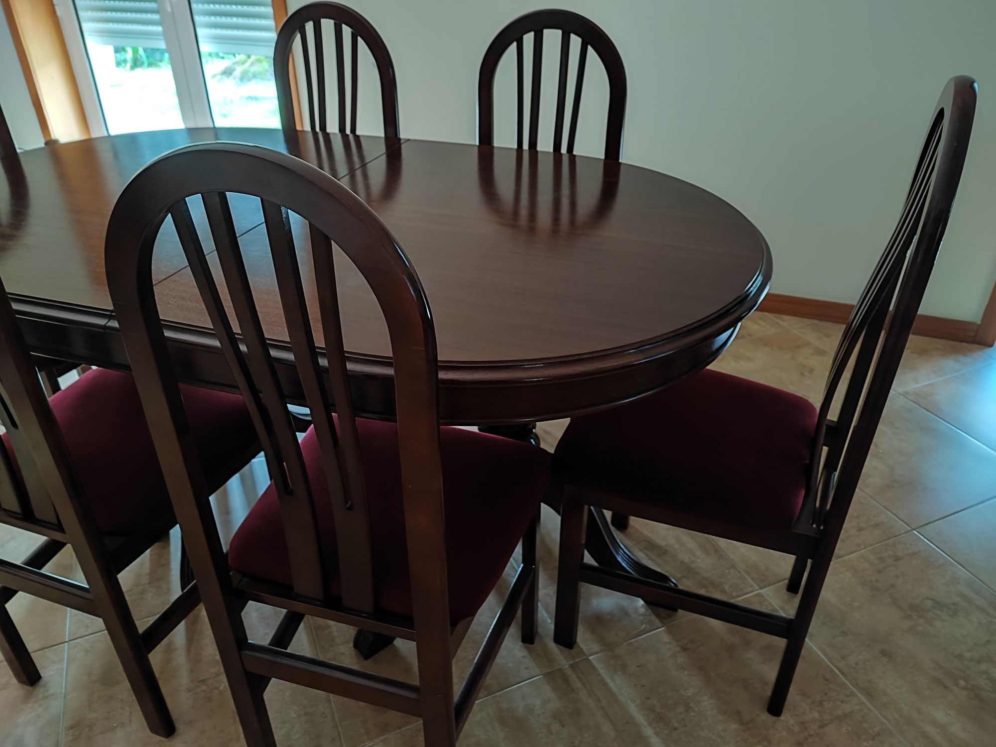 Mesa de sala extensível com cadeiras