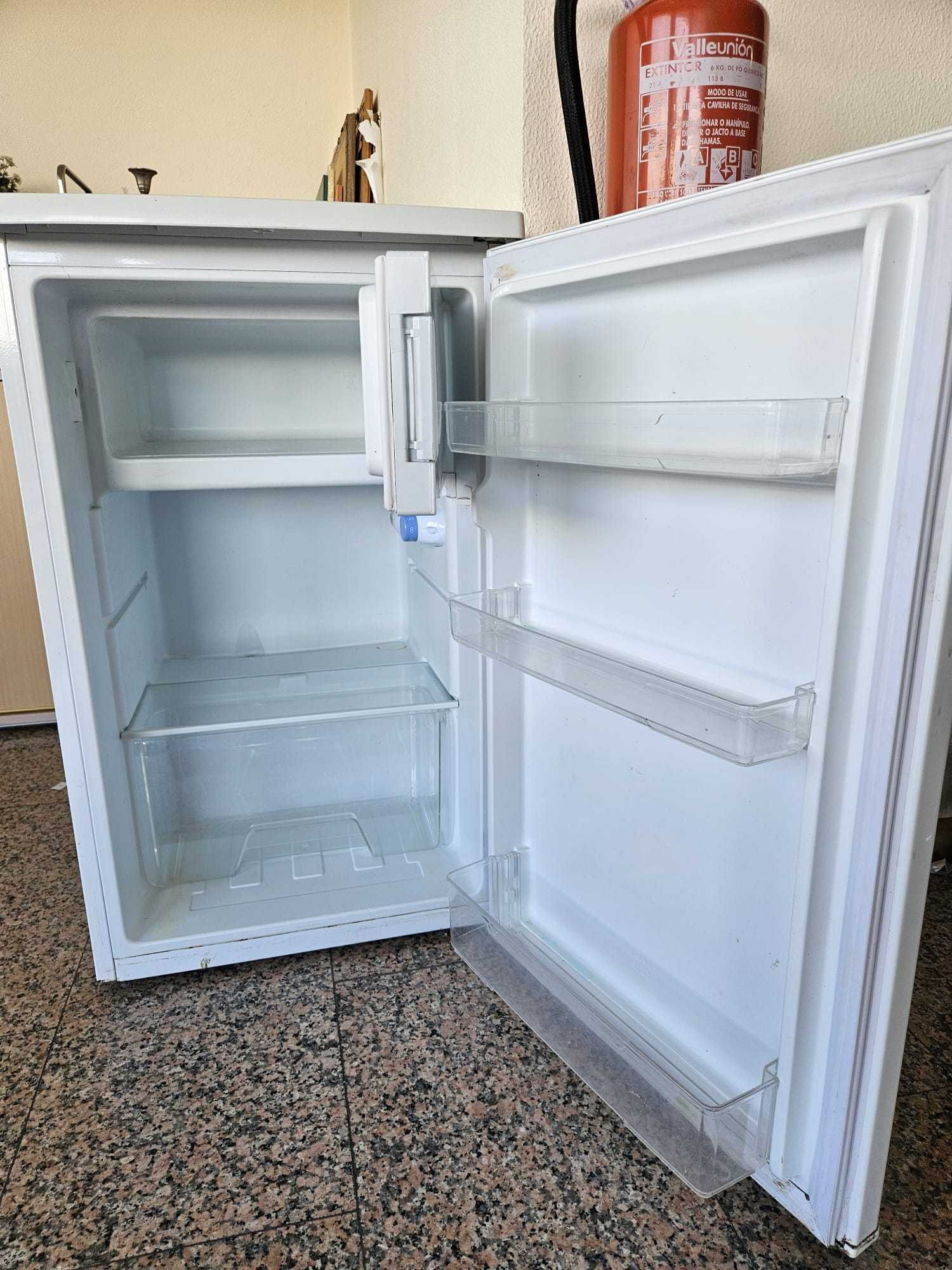 Frigorífico p peças -   COM DEFEITO - não esfria,  tem que arranjar