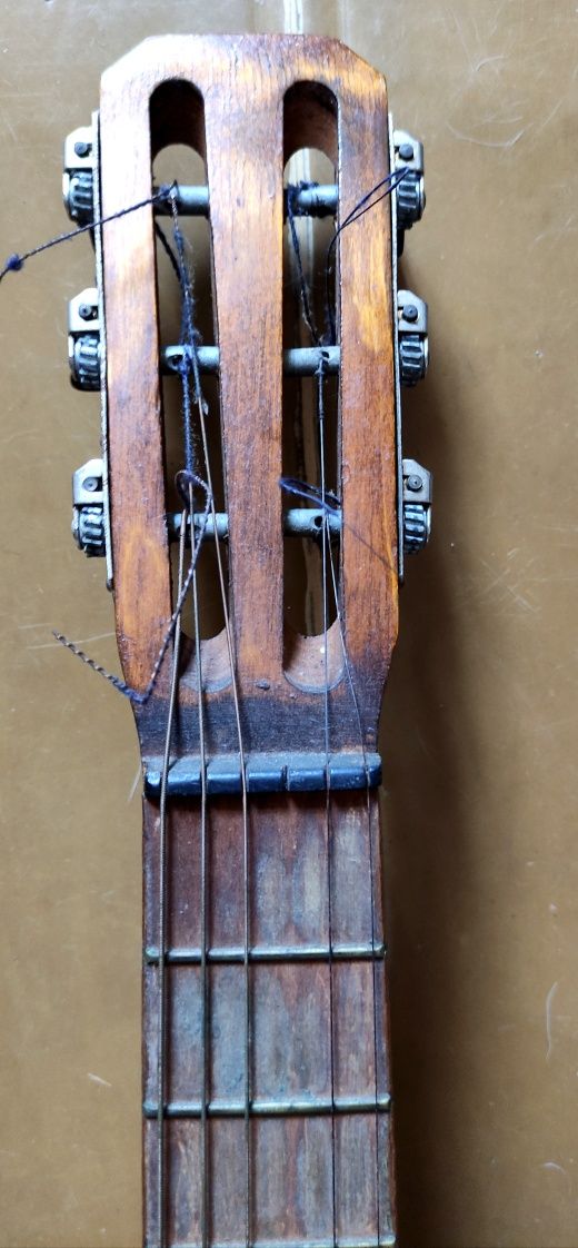 Гитара из шести струн  в чехле СССР.