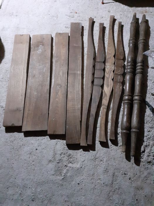 - Conjunto de 10 peças de madeira de castanho antigo.