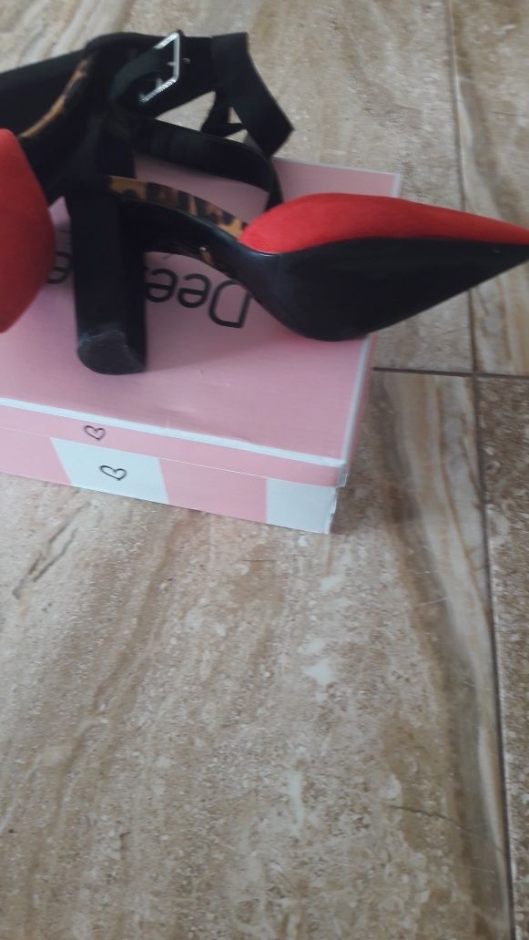 Buty na klocku czerwono- czarne rozmiar 39cm dł. wkładki 25cm