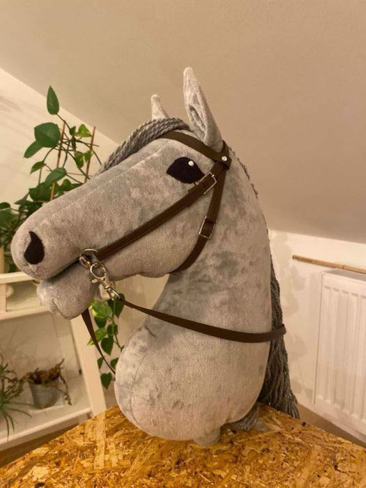 Komolet 4 róznych ogłowii dla hobby horse