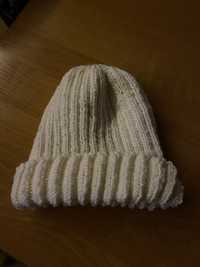 Beżowa czapka robiona na drutach