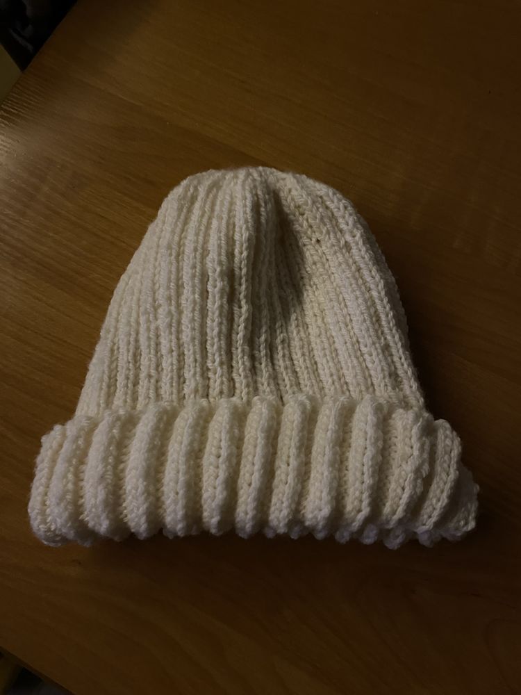 Beżowa czapka robiona na drutach