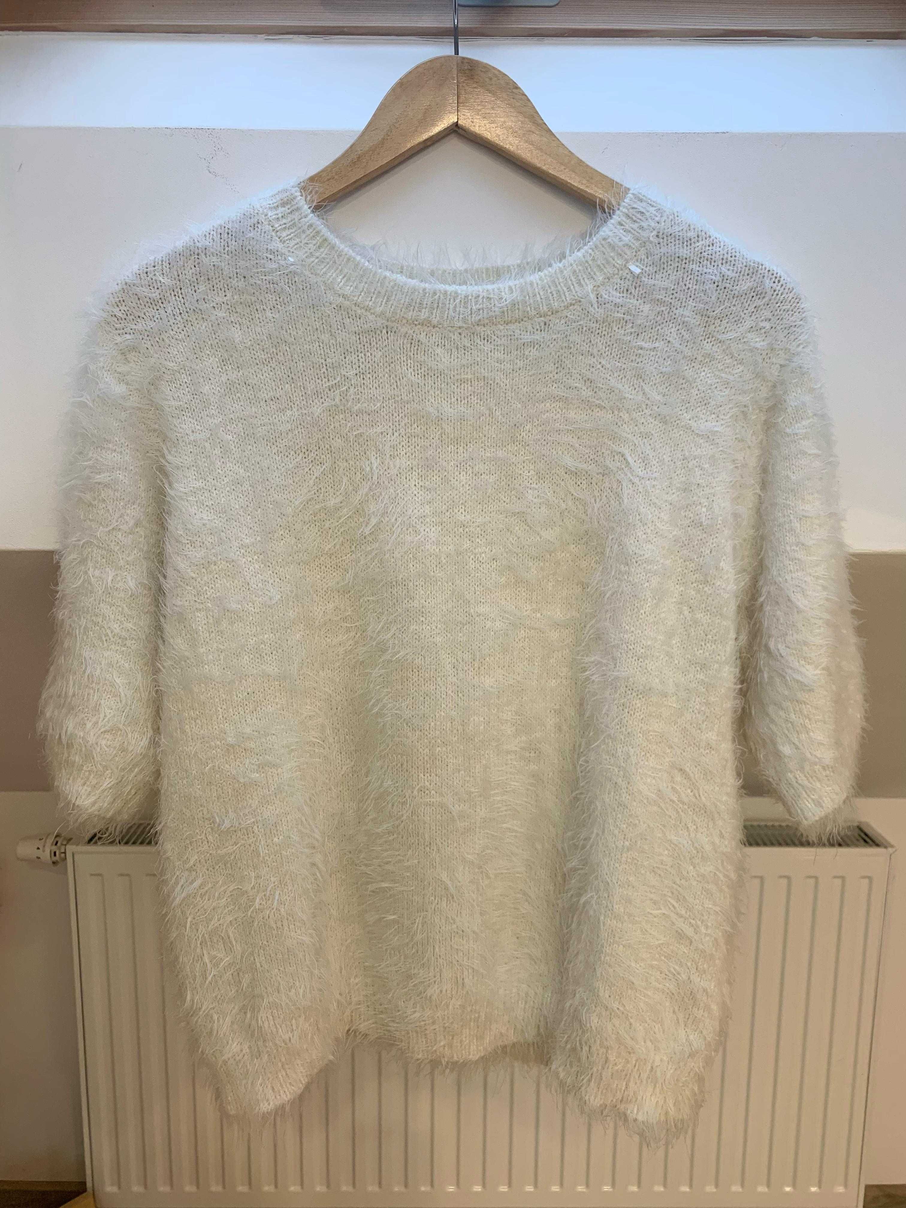 Puszysty, elegancki biały sweter, rozmiar L.