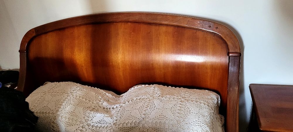 Mobília Luis Filipe em cerejeira, assinatura Brasão