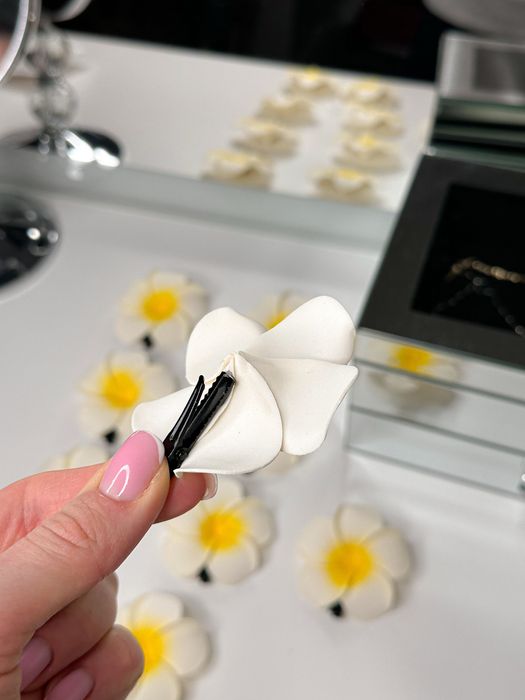 Kwiat orchidea storczyk biały spinka do włosów na wakacje