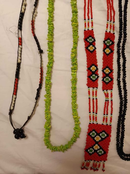 Conjunto de 16 colares de vários modelos e tamanhos