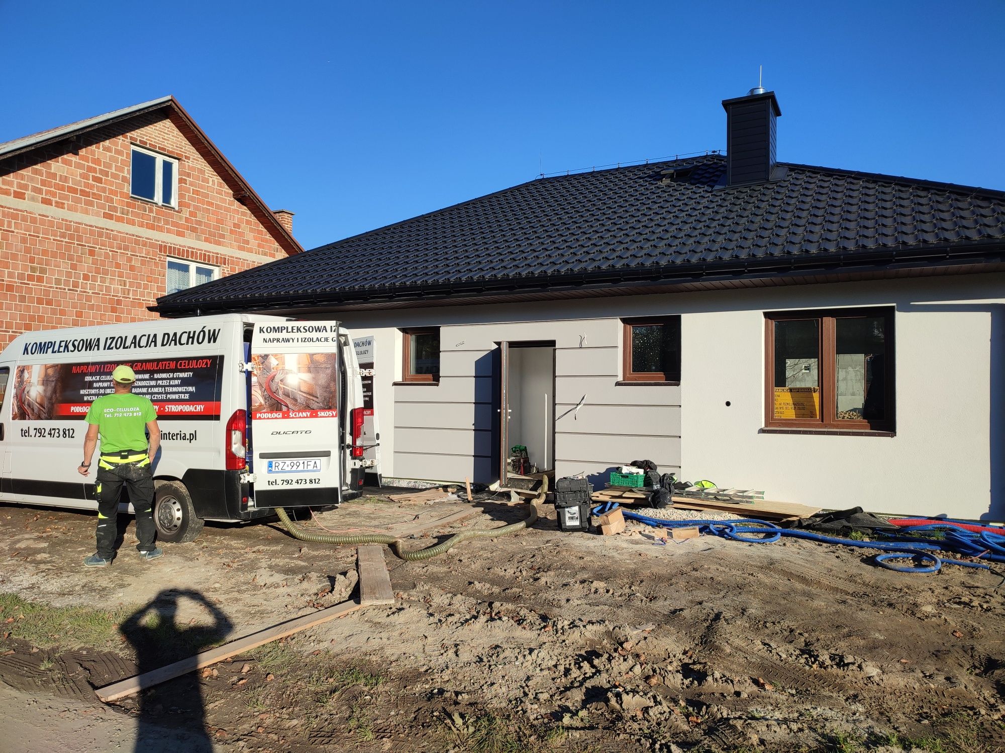 Ocieplanie celulozą i naprawa uszkodzonej izolacji dachu Busko Zdrój