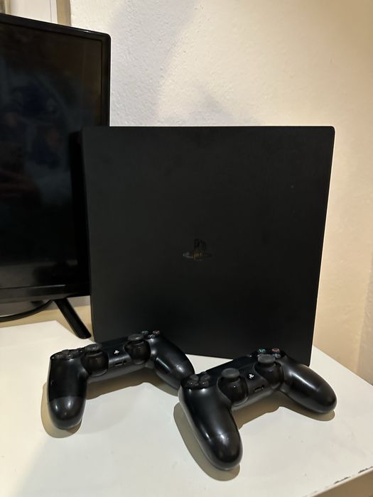 Playstation 4 Pro + 2 comandos