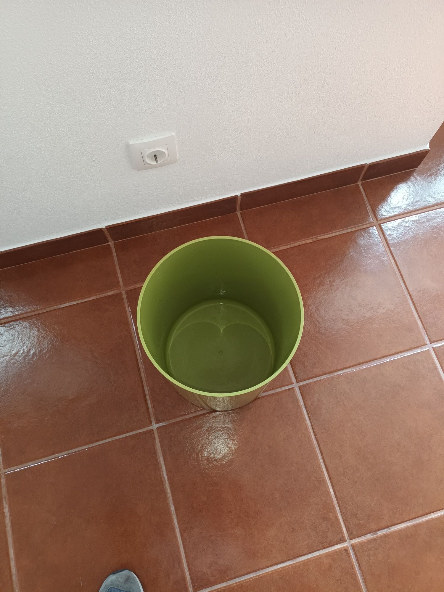 Puff verde de plástico almofadado