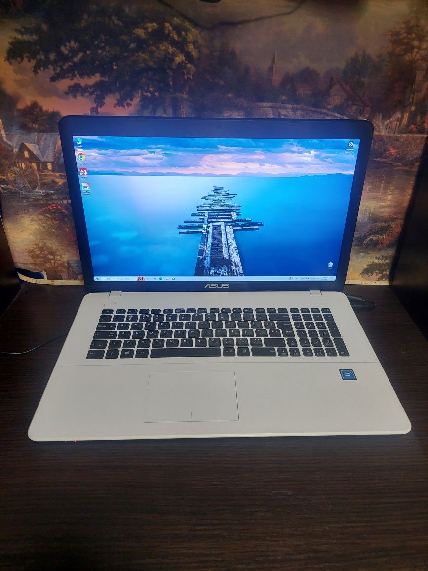 Asus R752N/17.3/ Pentium N4200/8 озу/120 ssd/батарея 2.5 год