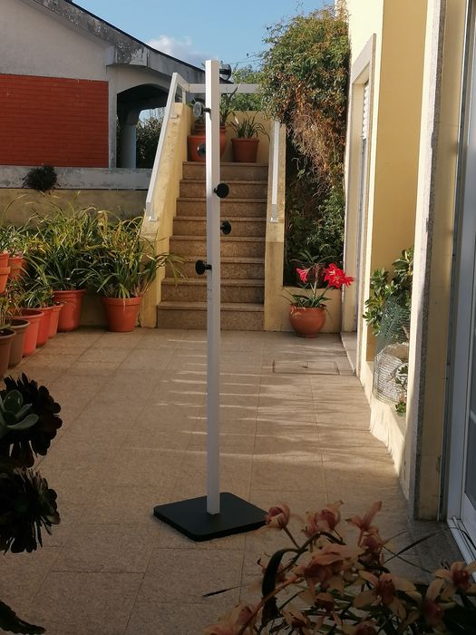 Vendo BENGALEIRO DE PÉ como novo. Possibilidade de entrega