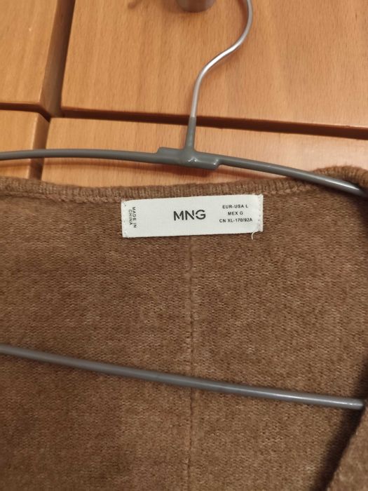 Duas camisolas em lã, beje e castanha, tamanho L oversize