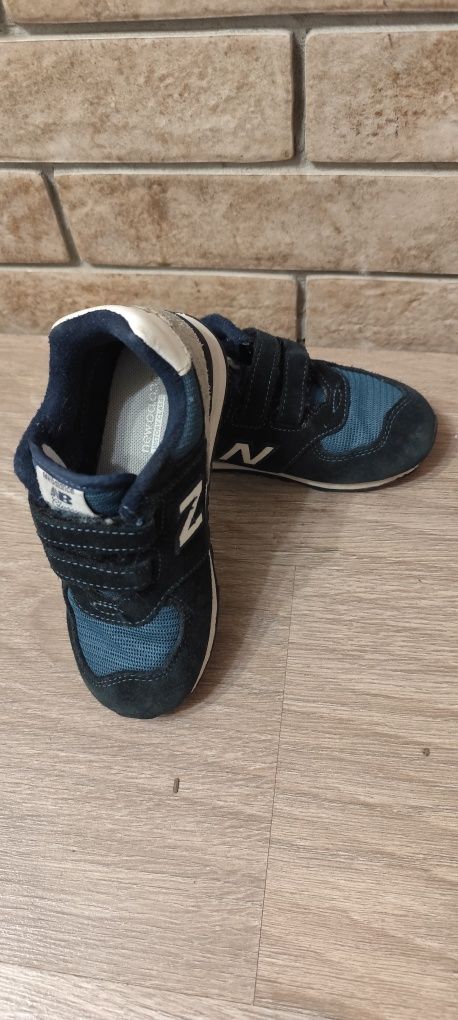 Дитячі кросівки на хлопчика new balance 27.5 розміру в гарному станіі