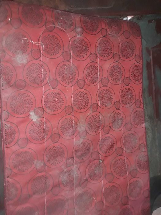 матрас на пужинах б/у 1.9м на 0.9м  ; 1.82м на 0.9м на 0.23м товщина