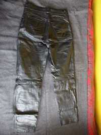 Spodnie skórzane krój dżinsów, obwód pasa 76 cm.