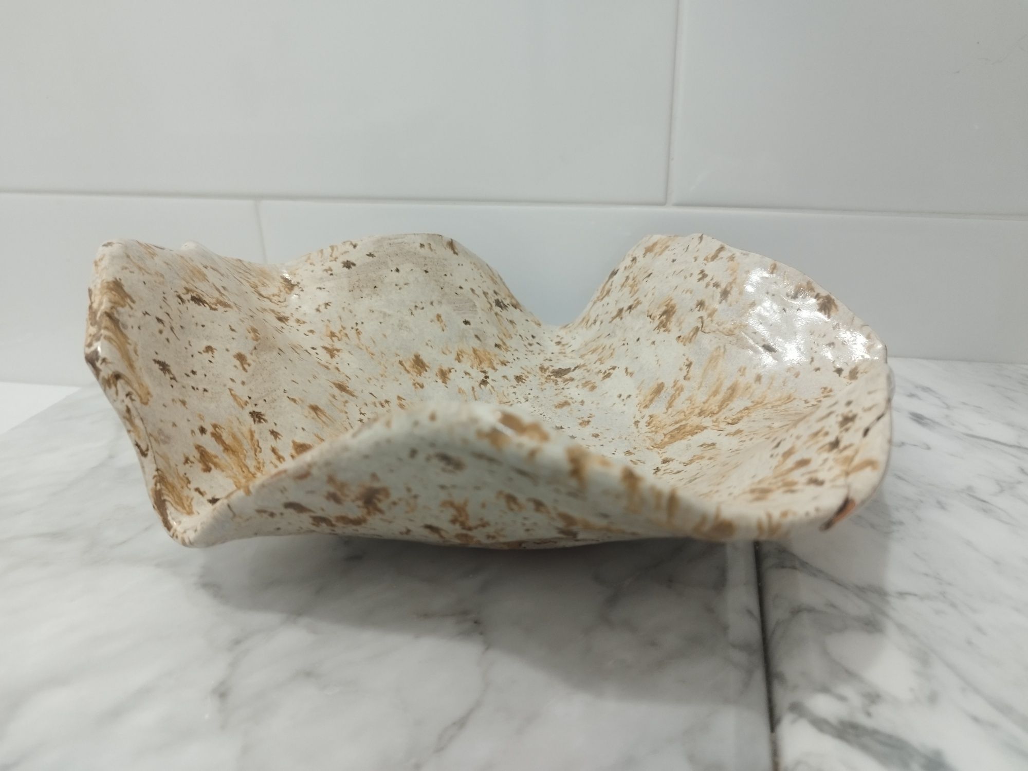 Centro de mesa em barro pintado - modernista