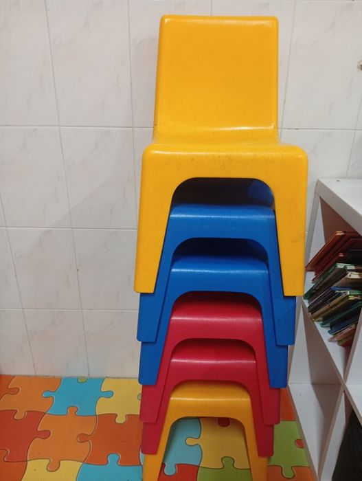Mesa com cadeiras creche