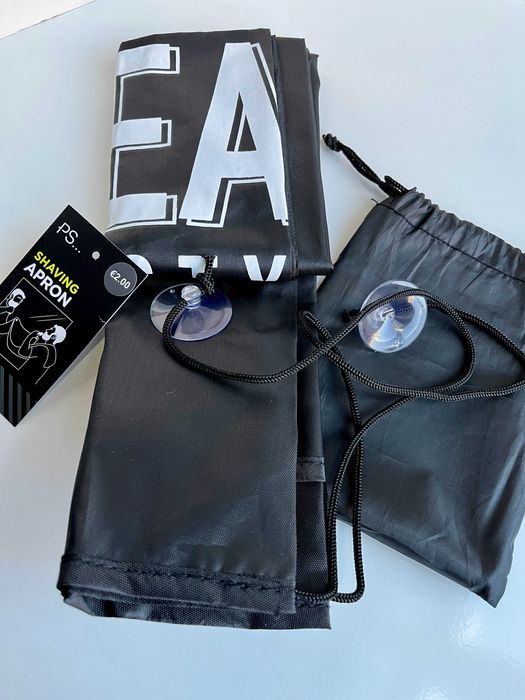 Capa de barbear preta com ventosas