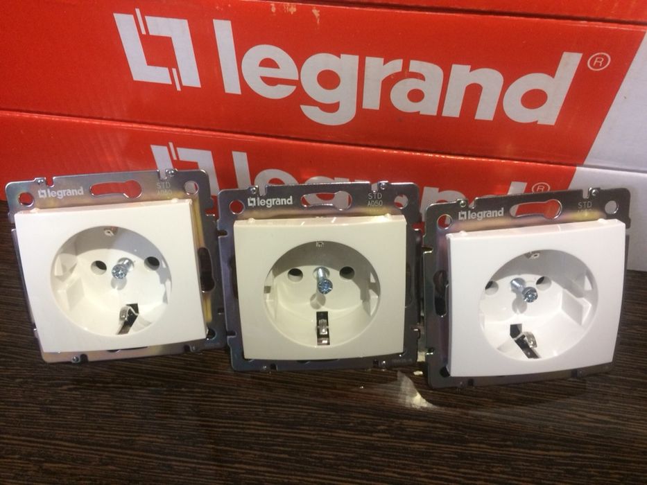 Рамки розетки, вимикачі. Legrand valena.