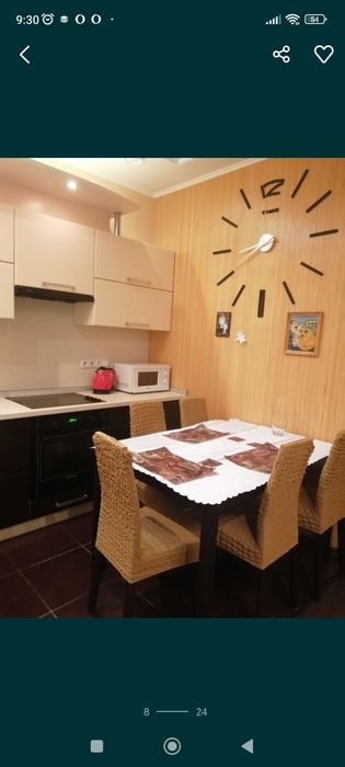 Большая кухня с посудомоечной машиной,варочной панелью и духовым шкафо