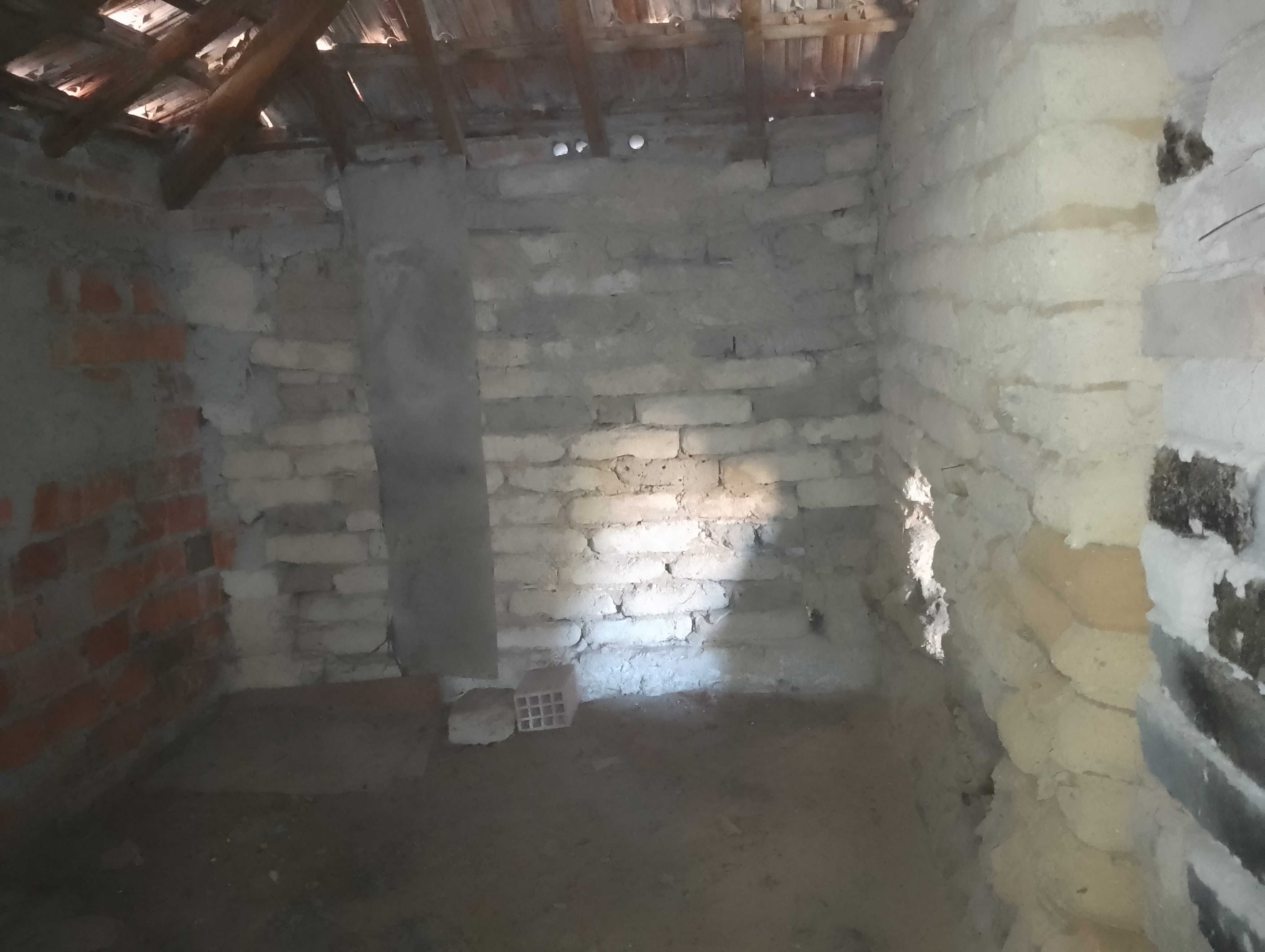 Casa antiga para reabilitar, pátio, lagar, currais, quintal arborizado