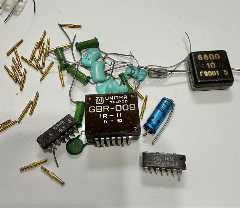 Zestaw czesci elektroniczni rezystory,kondensatory PRL