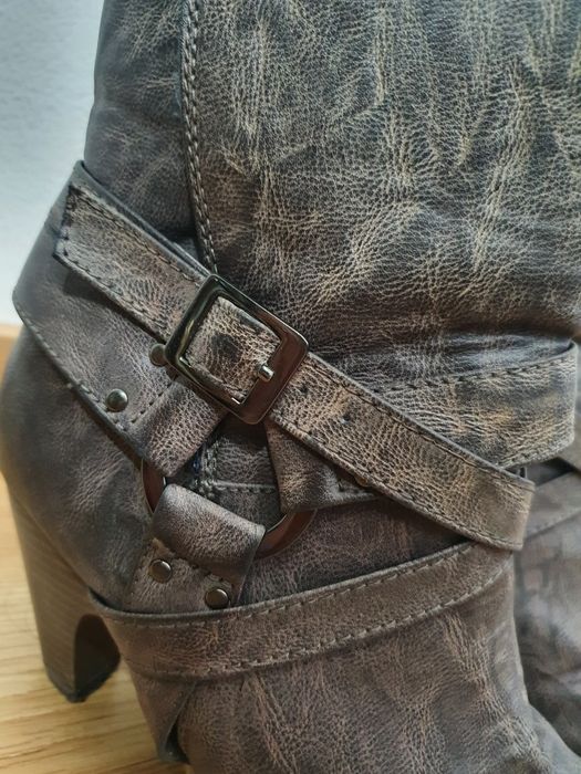 Botins Castanhos com fivela