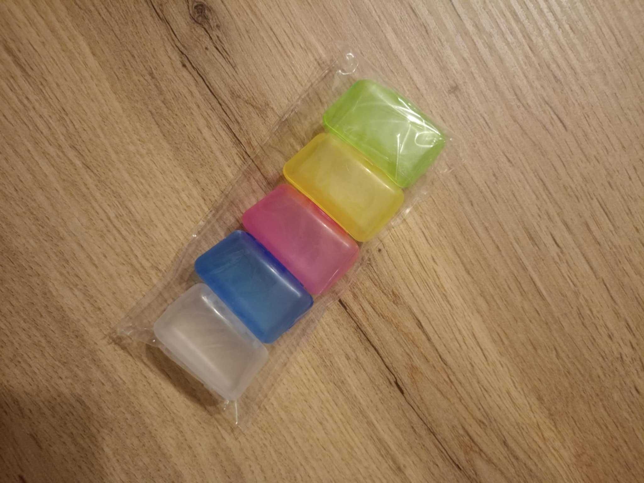 Kolorowe etui na szczoteczki do zębów