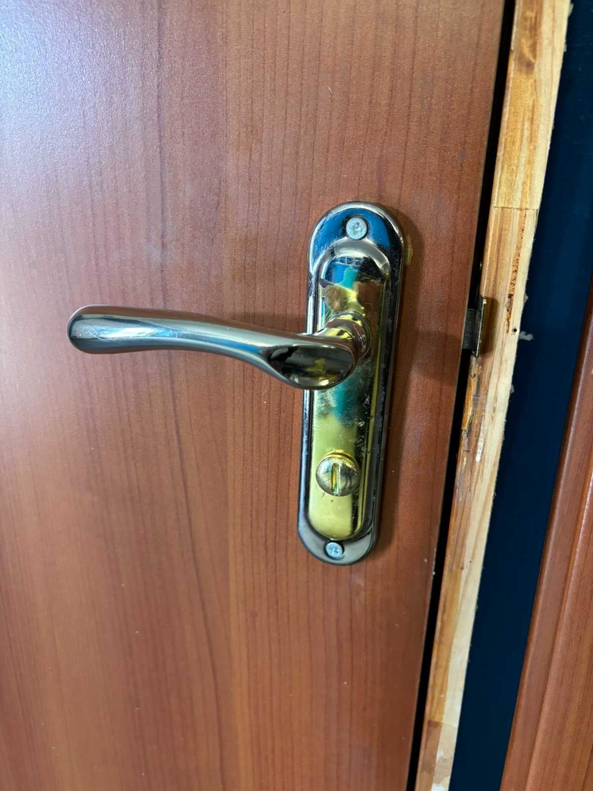 Продам двері у відмінному стані ,з коробкою та налічником.