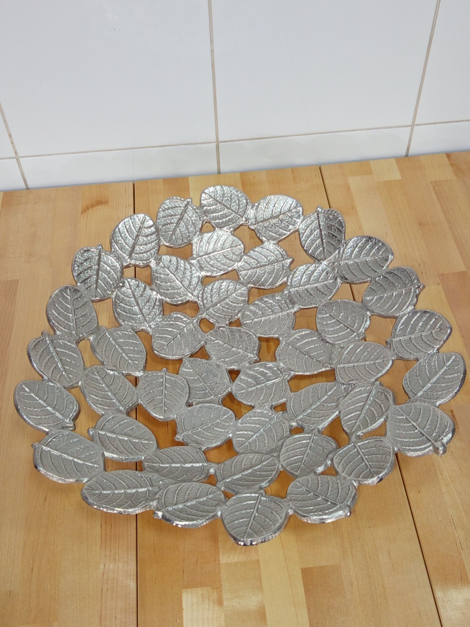 Conjunto de decoração em ferro cromado, para interior da casa.
