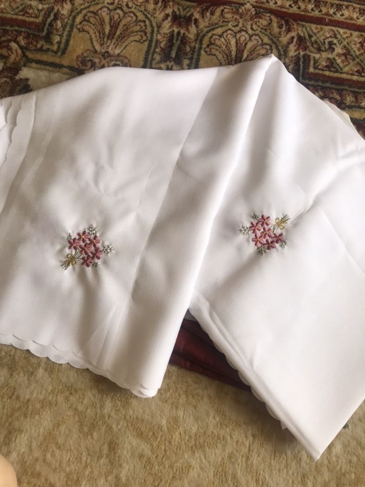 Новая скатерть белая в цветах ручной вышивки