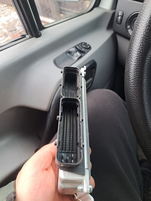 Електронний блок управління двигуном ваз2107.