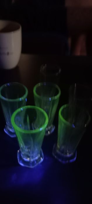 Zestaw 6 kieliszków ze szkła uranowego