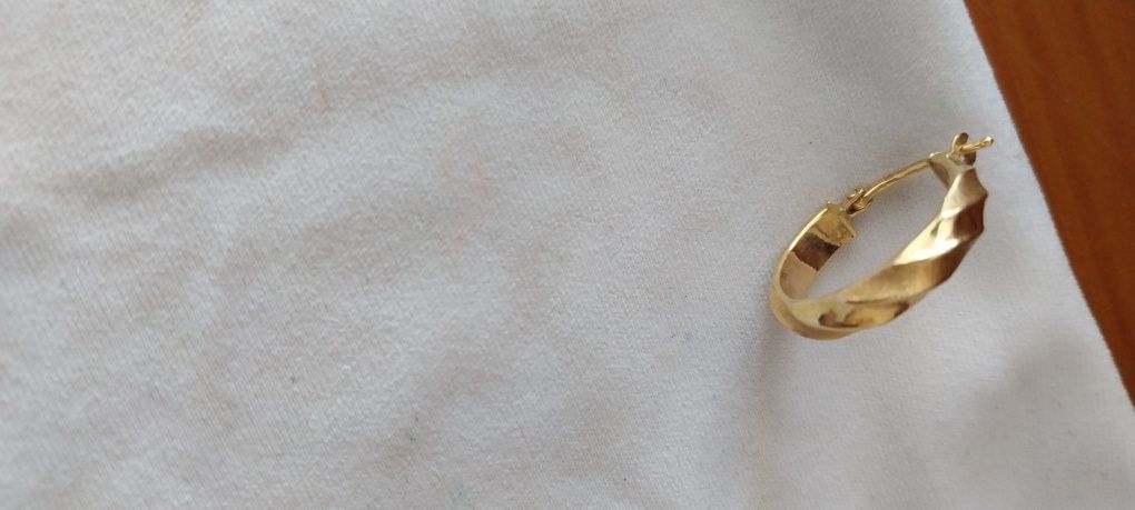 Argola em ouro amarelo trabalhado, infelizmente só tenho uma